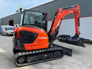 Excavadora de cadenas Kubota KX060-5 de calidad premium, capacidad de cazo de 0.12m³, alta potencia de excavación, componente central de motor negro - Product Image 2
