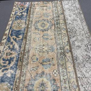 Alfombra Turca Vintage de 2.2x3.8 pies (67x117 cm), Alfombra de Lana Azul con Diseño Floral - Product Image 4