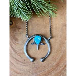 Collier Greg James Kingman en or rose 14 carats avec pendentif Naja, serti de turquoise et de diamants, chaîne en or plaqué rhodium - Product Image 1