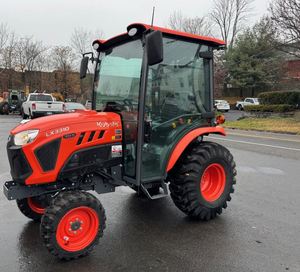 Tracteur compact Kubota LX3310HSDC 4WD 2022 avec 33 CV, 170 heures, cabine, chargeur et tondeuse - Product Image 2