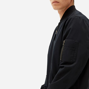 แจ็คเก็ตบอมเบอร์โพลีเอสเตอร์น้ำหนักเบาสำหรับผู้ชาย รับผลิตแบบ OEM พร้อมโลโก้ แจ็คเก็ตคอตั้งสำหรับฤดูหนาว ดีไซน์ซิป ปรับแต่งได้ - Product Image 4