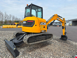 รถขุดขนาดเล็ก JCB 50Z 2 รุ่นปี 2023 สำหรับงานหนัก 5 ตัน สภาพใหม่ใช้งานแล้ว พร้อมบุ้งกี๋ 3 ใบ ชุดเต็ม น้ำหนัก 10583 ปอนด์ 48 แรงม้า ระบบไฮดรอลิกทรงพลัง - Product Image 2
