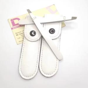 Pince à épiler à sourcils enduite de couleur blanche de luxe à vendre en acier inoxydable avec logo personnalisé pince à épiler de qualité durable certifiée CE - Product Image 1