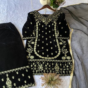 Ensemble Kurti Plazzo en velours VASTRA COTTAGE avec broderie, Plazzo Dupatta, tenue ethnique élégante pour les fêtes et les festivals - Product Image 4