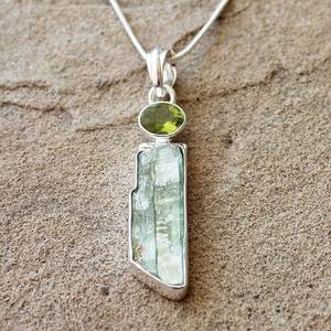 Bijou brut en kyanite verte et péridot pour femme, en argent sterling massif 925 plaqué rhodium/or, serti clos, coupe brute, pour anniversaire - Product Image 2