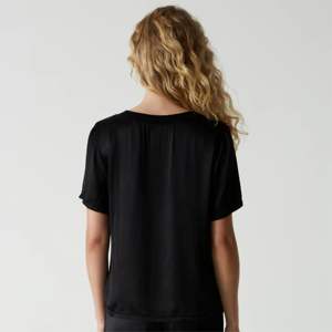 Camiseta ecológica con cuello en V para mujer, hecha de bambú orgánico, suave en la piel, hipoalergénica y sostenible - Product Image 4