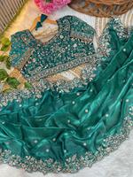 Sari en satin de qualité supérieure avec broderie sur le pallu et travail de fil d'or argenté avec bordure en découpe en arc