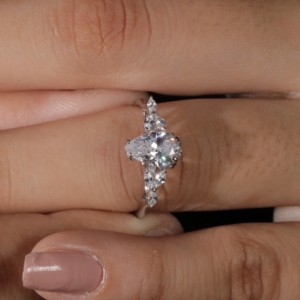 Bague de luxe pour femme en diamant synthétique argenté plaqué or 14 carats, taille poire, certifiée IGI, pour fiançailles et mariage - Product Image 3