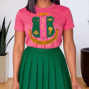 AKA scudo ciniglia t-shirt rosa con stemma verde e oro lettere ricamate abito di confraternita in cotone collegiata greco vita Top - Product Image 4
