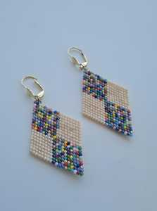Pendientes Bohemios con Cuentas y Diseño Turquesa, con Flecos en Cascada de Cuentas de Vidrio y Resina, Joyería Única de MS Handicraft - Product Image 2