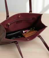 Sac fourre-tout tendance Y2K minimaliste vintage années 90 en cuir véritable bordeaux pour femme avec deux fermetures éclair et bandoulière réglable