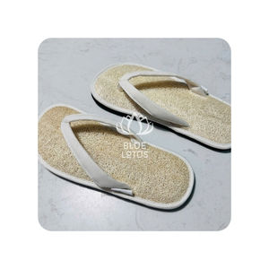 Chaussons en loofah de qualité supérieure pour une pure régénération des pieds et un accessoire d'intérieur durable pour les résidences de luxe écologiques - Product Image 1