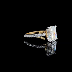Anillo de Lujo para Mujer Privaa Jewels con Diamante Cultivado en Laboratorio Certificado por IGI de 3.00CT, Corte Cojín Largo, Chapado en Oro Amarillo de 18KT - Product Image 1