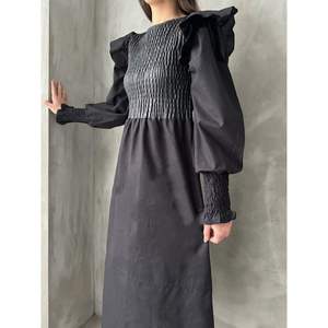 Robes de cocktail en gros Topshow, robe noire en cuir avec manches en popeline - Product Image 3
