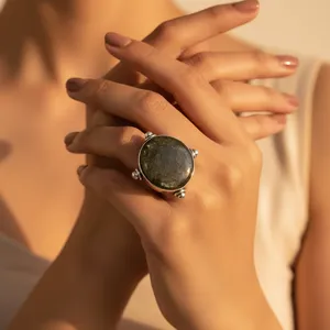 Bague Art Palace en argent 925 avec labradorite, sertissage clos, bijou ethnique géométrique en pierre précieuse, certifié par un tiers, unisexe, usage quotidien - Product Image 2