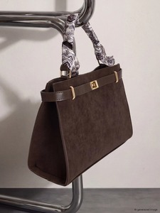 Nouveau Sac Fourre-tout Vintage en Daim pour Femme, Grande Capacité, Sac à Bandoulière Structuré avec Foulard en Soie et Accastillage Doré - Product Image 1