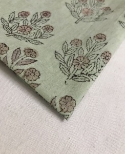 Tissu en coton naturel imprimé à la main avec motif de bouquet floral, base beige, textile indien - Product Image 3