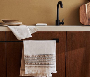 Toalla moderna de algodón blanco con detalles de rayas marrones y un bajo con flecos. Elegante. Disponible a precios de mayoreo. - Product Image 1