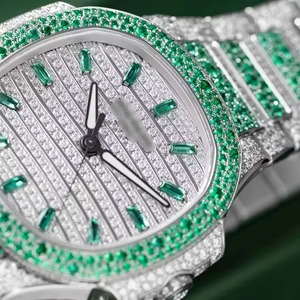 Montre en diamant moissanite glacée argentée de qualité supérieure pour les réunions d'affaires, les événements formels et l'usage décontracté, disponible à la vente - Product Image 2