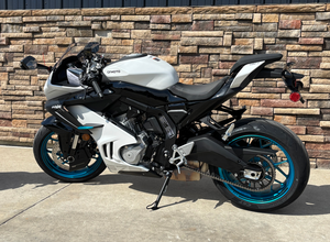 Nouvelle Moto Sportive Électrique Blanche et Noire de Style Touring avec Moteur Brushless 72V pour la Conduite Urbaine - Product Image 3