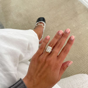 Bague de fiançailles solitaire en moissanite taillée émeraude faite à la main avec pierre centrale de 5.30 carats en argent 925 et design de réglage Halo - Product Image 3