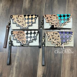 Nouveauté : Pochette à main pour femme en cuir de vachette véritable, style western, à motifs à carreaux, avec porte-cartes et dragonne - Product Image 1