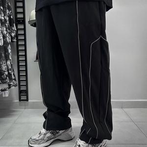 Conjunto Deportivo Personalizado de Alta Gama para Hombre con Empalme de Tiras Reflectantes y Bordado Exquisito, Corte Holgado de Estilo Urbano - Product Image 4