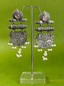 Boucles d'oreilles en argent oxydé avec zircon rond, style Bollywood Jhumka, faites à la main, classiques et élégantes pour femmes, cadeau de mariage - Product Image 3