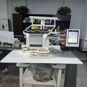 Máquina de Bordar Brother PR1000e de 10 Agujas de Una Sola Cabeza, la Más Vendida, de Segunda Mano, para Bordar Gorras y Ropa DIY - Product Image 2