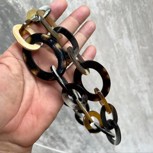 Collier de luxe en corne de buffle fait à la main, bijoux naturels et durables pour femmes, haute qualité - Product Image 1