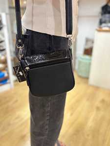 Sac à bandoulière en cuir de vachette noir fait à la main pour femmes Vintage Floral Carving Floral Carving Handbag Tooled Leather for Winter - Product Image 2