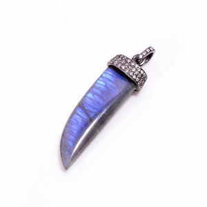 Pendentif en corne de labradorite avec capuchon en CZ en argent oxydé, collier bohème avec pierre précieuse - Product Image 1