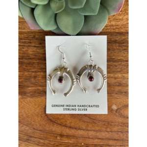 Boucles d'oreilles pendantes Tonya Yazzie en huître épineuse violette et argent sterling plaqué or, ornées de perles et de diamants, idéales pour les mariages - Product Image 1