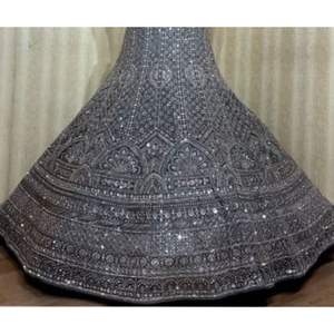 Exquisito Lehenga nupcial con bordado artesanal de lentejuelas y adornos Zari listos para venta al por mayor - Product Image 4