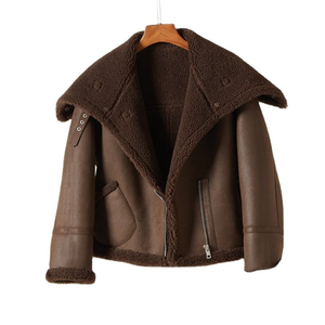 Veste en cuir de luxe pour femmes en peau de mouton de qualité supérieure Influence moto classique haut de gamme avec col montant et coupe ajustée - Product Image 5