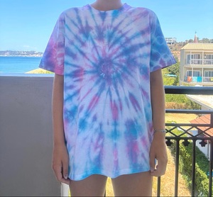 Camiseta Tie Dye Roja, Blanca y Azul Unisex, Hecha a Mano, Estilo Boho Hippie, Ropa de Festival, Top de Algodón Colorido para Verano, con Logo - Product Image 4