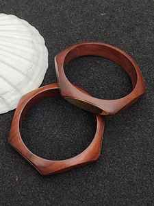 Bracelet en bois de créateur avec ange sculpté Bracelet rond écologique fait à la main Bijoux de mode élégants de HUMAYUN WORLD CRAFTS - Product Image 2