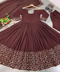 Fashion Fusion: estilo pakistaní Salwar Kameez: fusión de estilos tradicionales y modernos, creando una moda elegante y elegante - Product Image 3