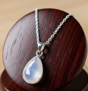 Pendentif en argent sterling 925 de style bohème qualité naturelle pierre de lune bleue pierres de cristal de guérison 18K réglage de la lunette forme de goutte - Product Image 3