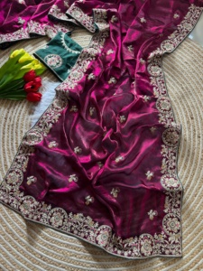 Sari de créateur avec broderie dorée, travail Dori et diamants Zarkan sur toute la bordure et les motifs, accompagné d'un chemisier contrastant - Product Image 1