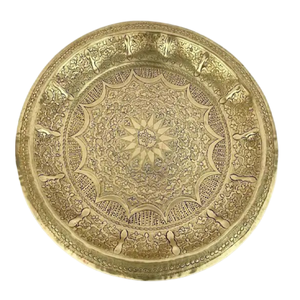 Assiette ronde en laiton arabe de haute qualité avec gravure, finition polie pour une utilisation en cuisine et comme assiette décorative - Product Image 5