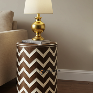 Mesa auxiliar de tambor con incrustaciones de hueso marrón de calidad superior con patrón de Chevron para decoración de sala de estar y dormitorio disponible para la venta - Product Image 2