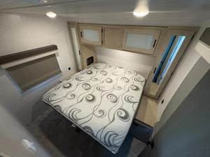 Autocaravana Familiar 4x4 de Lujo Usada, Casa Móvil de Fibra de Vidrio para Campamentos de Aventura y Viajes Todoterreno - Product Image 6