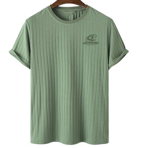 T-shirts pour hommes au design flexible et confortable, parfaits pour un usage quotidien décontracté et un style de mode urbaine moderne, en vente. - Product Image 1