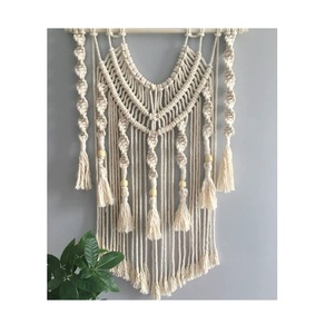 Tenture murale détaillée en macramé boho à franges pour compléter le mur de votre galerie avec une texture profonde et douce - Product Image 2