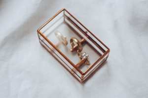 Boîte à bagues à bijoux de forme rectangulaire luxueuse avec cadre en or fini parfait pour ranger bagues colliers et accessoires fins - Product Image 6