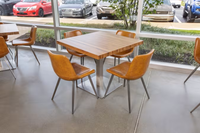 Ensemble de table à manger de restaurant moderne, table carrée en bois massif, base en métal, chaises rembourrées pour café, bistrot, hôtel, mobilier