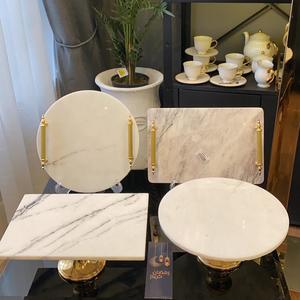 Plateau de service pour fruits et chocolats en marbre de la meilleure qualité Plateau en marbre de forme multi-design avec poignée en métal doré et base de support - Product Image 1
