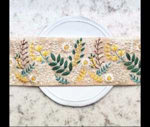 Floral fait sur mesure brodé de quatre façons de couleur avec le travail de la pierre à des fins diverses en deux pouces et demi de largeur. - Product Image 3