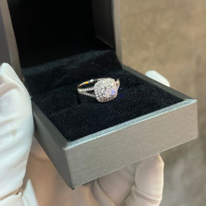 Bague de fiançailles personnalisée en or blanc 14K pour femmes VVS Clarity Lab Grown Princess Cut IGI Certified Set Diamond - Product Image 4